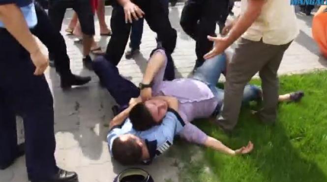 bataie generala la mangalia pentru un banner intre simpatizanti pdl si psd video