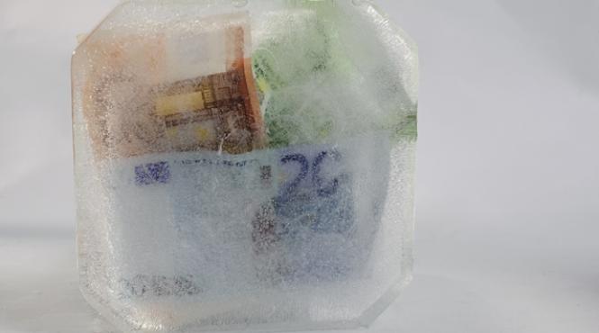 de teama crizei datoriilor unii europeni isi muta economiile in bitcoin o moneda virtuala de pe internet