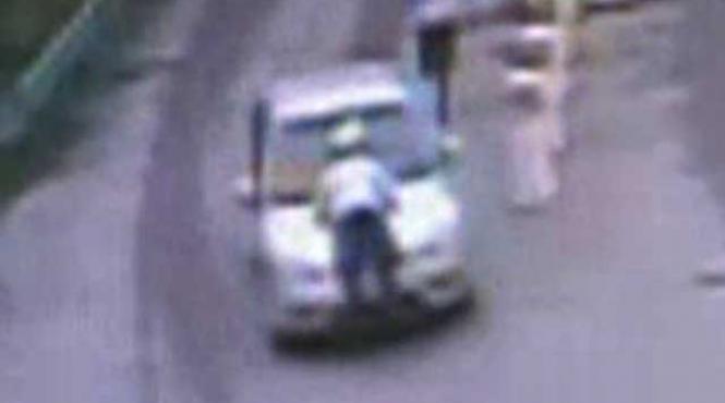 politist luat pe capota de un sofer nervos video