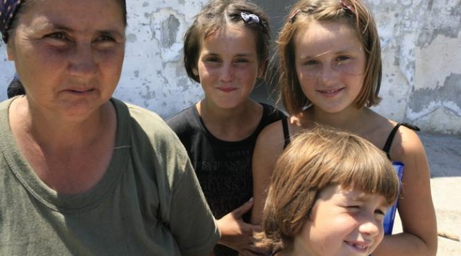 africa de langa bucuresti cand avem o bomboana o spargem in dinti si o impartim la trei