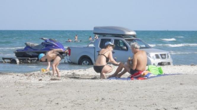 tara nimanui un smecher face slalom cu jeep ul pe plaja printre turisti la mamaia video