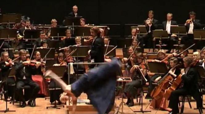 doua soprane sparg barierele muzicii clasice executa spagatul sau roata in timpul concertelor video