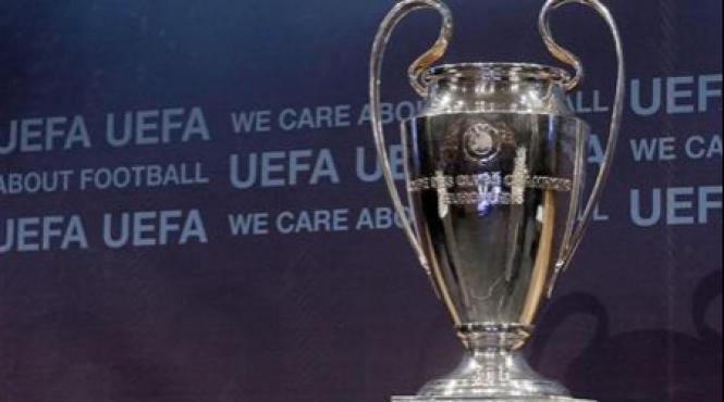 trei angajati ai clubului chelsea suspendati dupa ce au rupt un maner al trofeului ligii campionilor