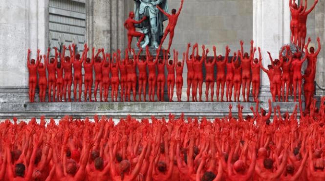 peste 1 700 de persoane goale au recreat scene din inelul nibelungilor intr o piata din germania