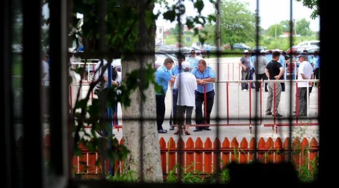 mai bine mort decat dupa gratii