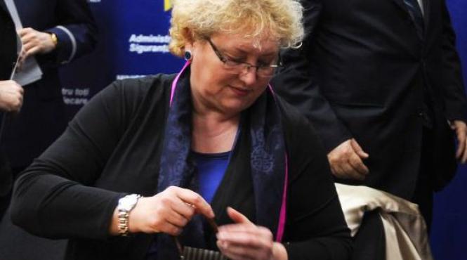 renate weber daca si basescu si ponta vor merge la bruxelles presedintele va fi asezat la masa