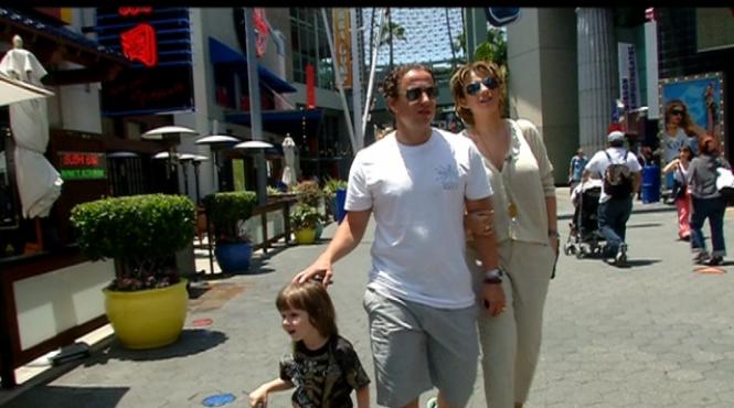 prodanca se teme sa nu si piarda pantofii si gentile de firma