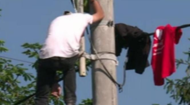 protest pe stalp la cotroceni un barbat ameninta ca se arunca daca nu vorbeste cu traian basescu video