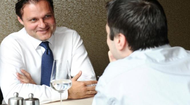 pranz cu fotbalistul care conduce fondul proprietatea despre euro 2012 si trecerea de la socialism la capitalism in doua zile