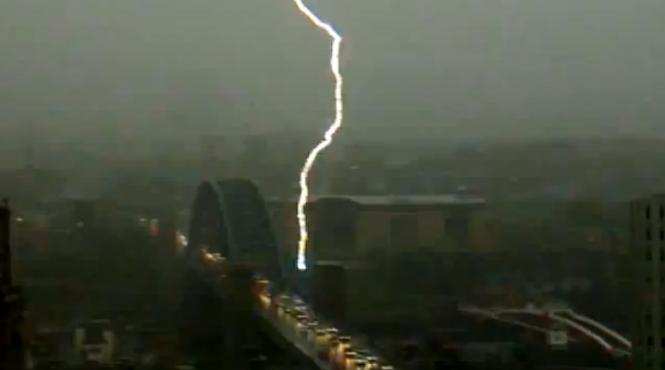 video podul tyne din newcastle e lovit de fulger un video viral care a fost vazut de sute de mii de oameni in doar 24 de ore