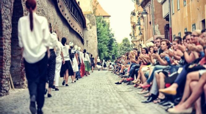 prezentari de moda inedite la festivalul de creatie vestimentara si arta contemporana de la sibiu