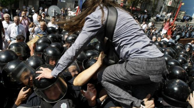 video dupa bataia in parlament a urmat bataia de strada cauza legea care stabileste rusa a doua limba oficiala din ucraina