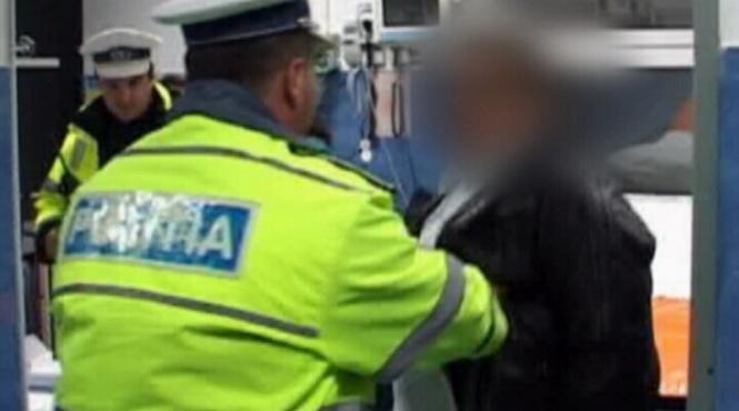 un sofer aproape de coma alcoolica s a infipt cu masina intr un panou de avertizare