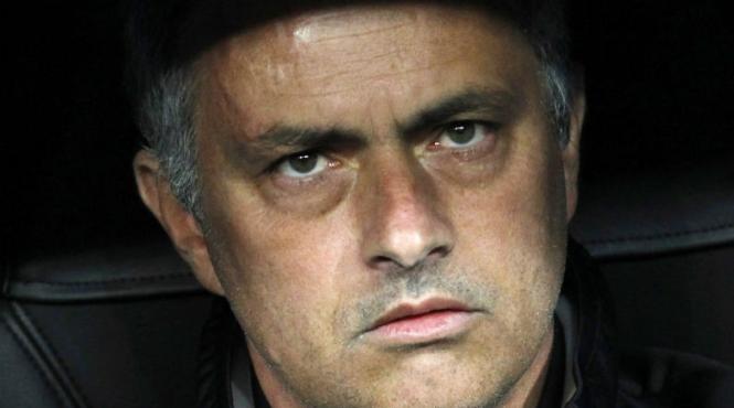 a sarit la bataie mourinho a fost scos din minti in aeroport de doi fani ai barcelonei