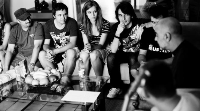 alex solistul trupei jukebox s a tuns in cel mai nou clip al trupei video