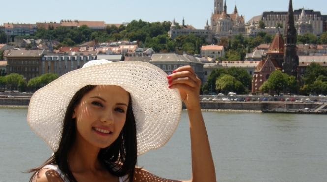 alexandra badoi lasa harta meteo a observatorului pentru o excursie cu masina prin europa