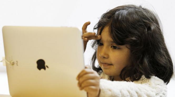 peste jumatate dintre copii dau date personale pe internet si ar insoti necunoscuti pentru un cadou