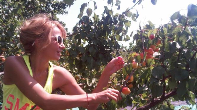 crina abrudan isi incarca bateriile in livada parintilor