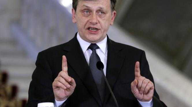 antonescu catre presedintele suspendat domnule traian basescu dati ordin oamenilor dumneavoastra sa inceteze defaimarea romaniei