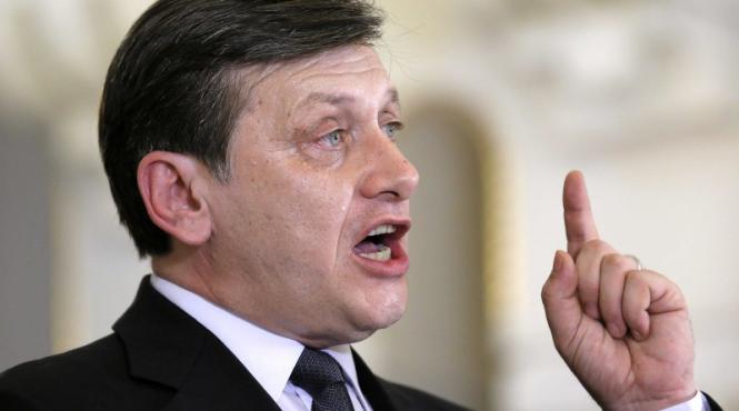 antonescu basescu la revolutie se ascundea intr un birou al nomenclaturii comuniste iar in timpul mineriadelor organiza trenurile pentru mineri