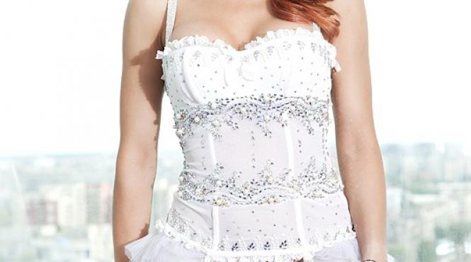 udrea canta in premiera la un nai din sticla batut cu 500 de cristale swarovski