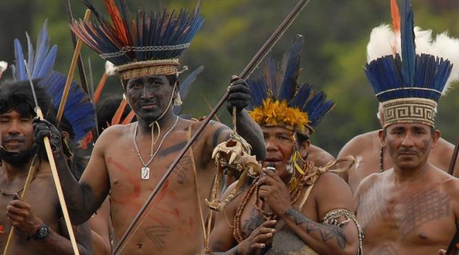 un trib indigen inarmat cu ciomege a atacat o baza militara columbiana