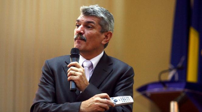 sts i a taiat telefonul special lui basescu