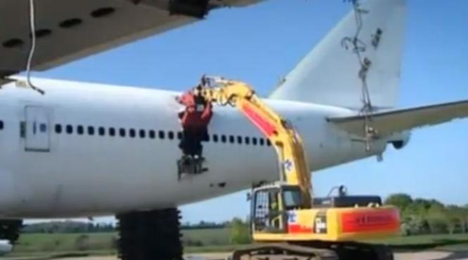 video cum este distrus un avion boeing 747 dupa ultimul sau zbor