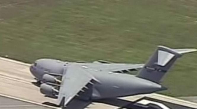 video aterizarea spectaculoasa a unui avion urias al fortelor aeriene americane pe un mic aeroport comercial