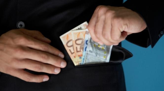 afla cum a fraudat un bancher numeroase staruri franceze