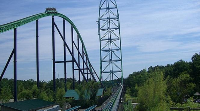 copil ranit de o pasare intr un parc de distractii