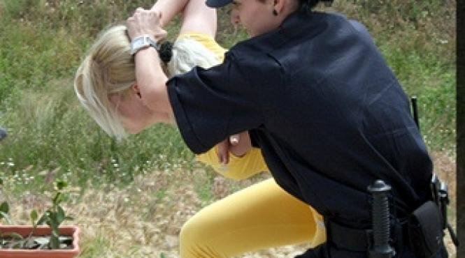 video referendum 2012 jandarmeria a fugarit si retinut un observator pdl care desfasura o activitate suspecta in fata sectiei de votare