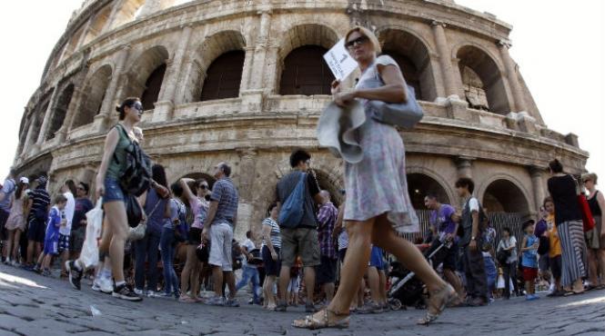 colosseumul din roma devine noul turn din pisa