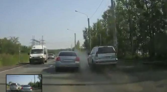 vezi cum se sicaneaza in trafic doi soferi rusi si cine a iesit invingator video