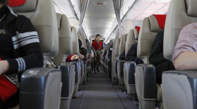 un pasager al companiei air canada a gasit un ac intr un sandvis servit in timpul zborului
