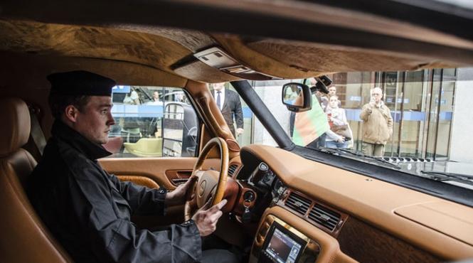 conducand dictatorul