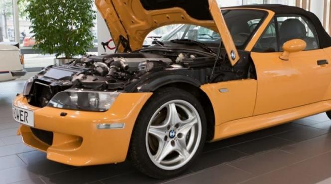 acesta este un bmw z3 cu motor v12