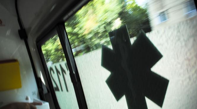 vaslui o ambulanta care transporta un copil a cazut intr o rapa dupa ce o bucata de drum s a surpat