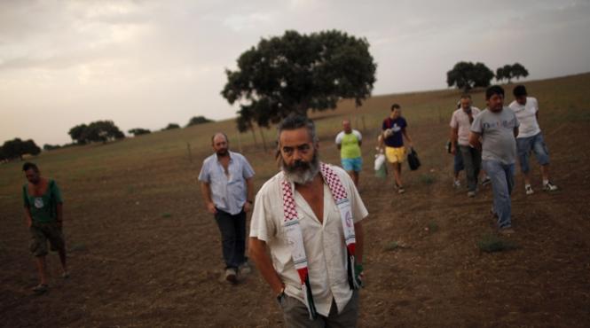 un deputat spaniol s a transformat in robin hood oamenii lui fura din magazine si dau la saraci