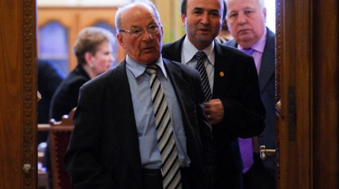 curtea constitutionala se va reuni marti in plen la cererea unor judecatori