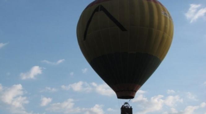 doi spanioli in expeditie cu un balon cu aer cald ajutati de politistii de frontiera dupa o aterizare fortata in caras