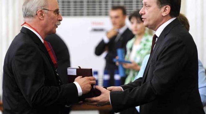 octavian bellu si mariana bitang decorati cu cea mai inalta distinctie acordata de statul roman medaliatii la olimpiada si tehnicienii acestora au primit onorul la cotroceni