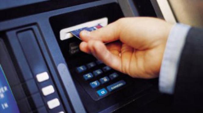 un roman a fost prins in vietnam in timp scotea bani cu un card fals