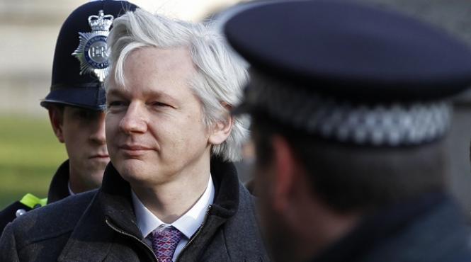 julian assange a obtinut azil politic din partea ecuadorului dar nu poate iesi din ambasada ecuadoriana de la londra