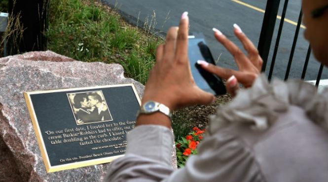 o placuta speciala amplasata in fata mall ului unde barack obama a sarutat o prima data pe michelle