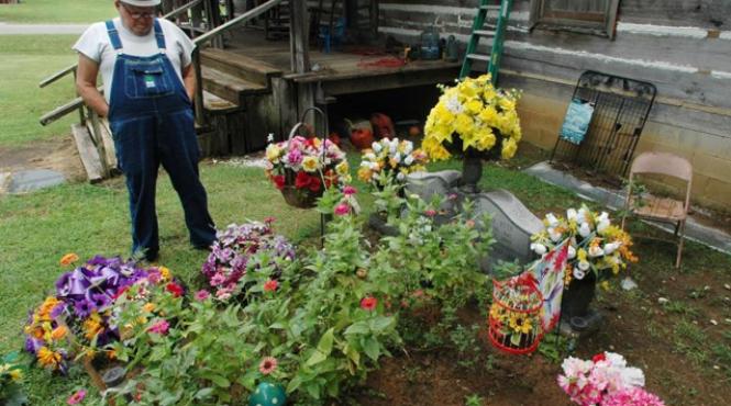si a ingropat sotia in curtea casei si acum judecatorii ii cer s o stramute in cimitir