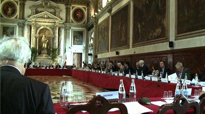 ccr a ignorat si recomandarile comisiei de la venetia romania singura tara din ue care nu contabilizeaza pe liste electorale speciale cetatenii din strainatate