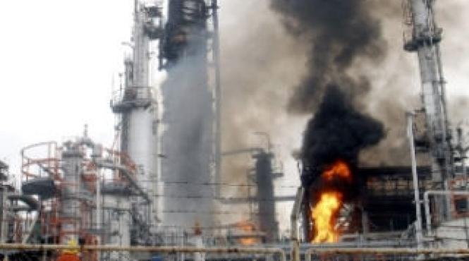 explozie violenta la cea mai mare rafinarie din venezuela 19 morti si 53 de raniti