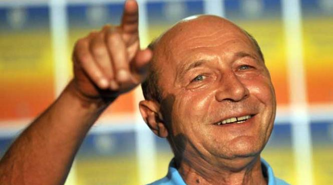 traian basescu chefuieste intr un restaurant din constanta vezi in compania cui