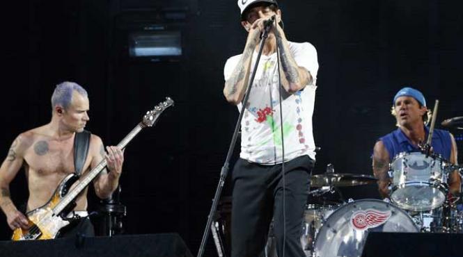 red hot chili peppers a spart gheata show rock pe stadion